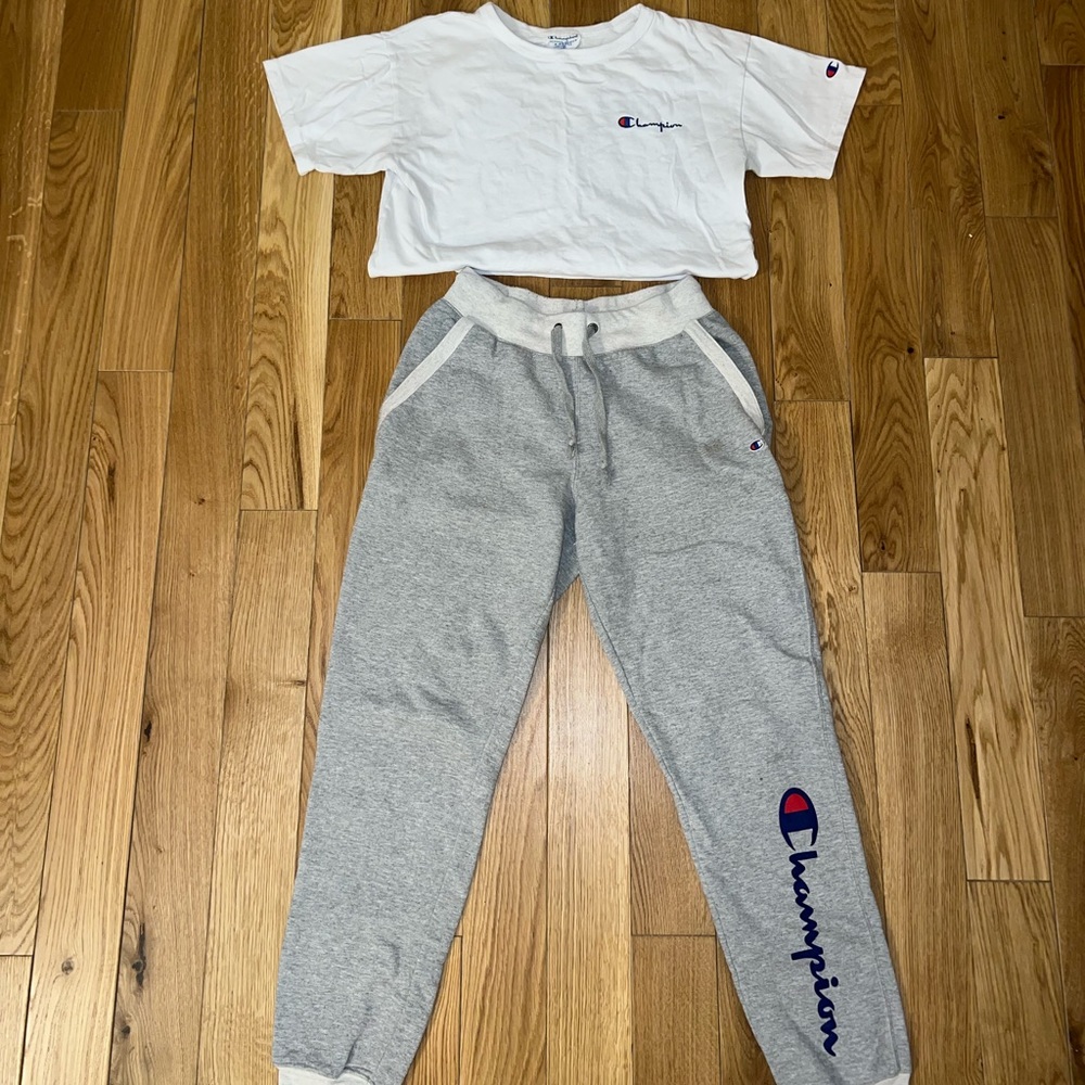 CHAMPION CROP TOP AND SWEATPANTS OUTFIT